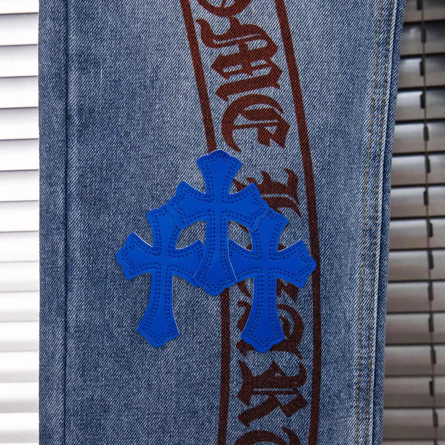 P260 Chrome Hearts washed graffiti blue cross couple jeans are a hot trend this season and are sought after by countless celebrities and fashionistas. The neat details of the cutting process add color to the playful fashion! The neat and meticulous design, and the well-fitting structure is unique. The upper body not only has outstanding recognition, but also looks younger and younger. A style with the ultimate wearing meaning and performance, gorgeous color matching, and the craftsmanship of this style is also extremely extraordinary. After the finished product is washed, it is disassembled and hand-made with sheepskin cross leather and then spliced ​​together to complete. The whole piece has too many craftsmanship to describe. It is decorated with patchwork cross flowers and high-waisted washed jeans! ! Absolutely high-end luxury product, a god-level single product, a super popular product, made by top heavy industry, a magic weapon that cannot be missed to hit the streets. Style number: 1834# Size: 28 30 32 34 Color: blue